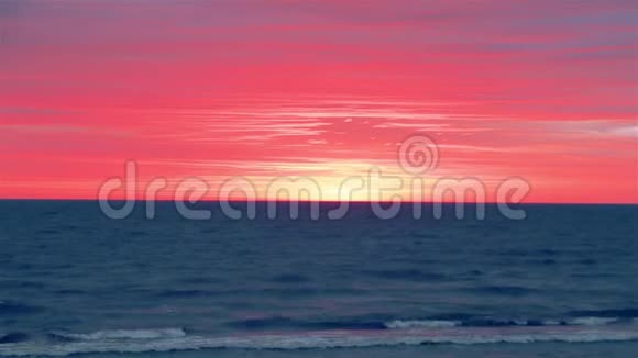 鲜红的夕阳洒过海面美丽的日落视频的预览图