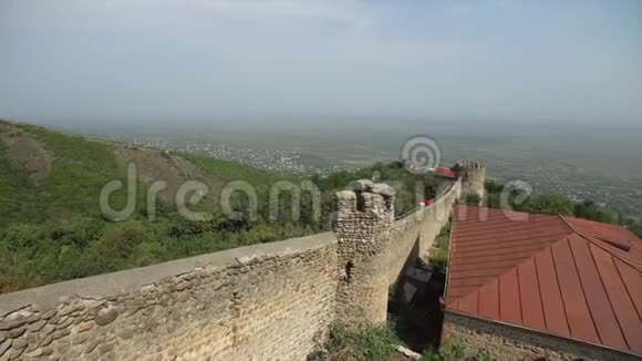 古老的防御堡垒石塔位于西马吉市周围长墙堡垒视频的预览图