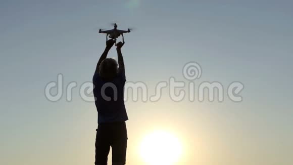 快乐的人在基辅发现了一架无人机在他身上飞过视频的预览图