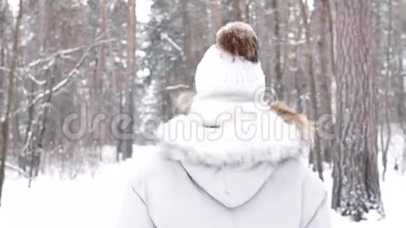 可爱的活跃女人在扔雪球冬天的时候视频的预览图