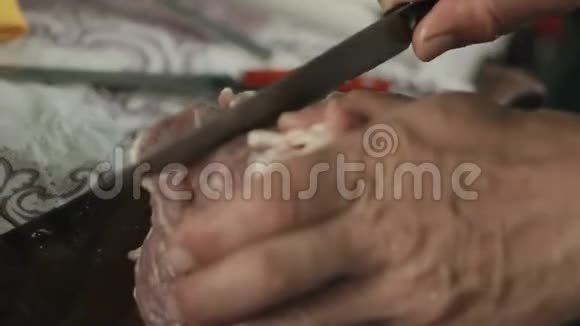 面目全非的男人用刀子割肉在乡下的房子里行动视频的预览图