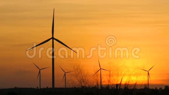 日落大气中发电生态清洁发电风力发电机组剪影风景视频的预览图