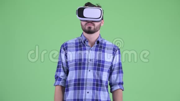 使用虚拟现实耳机的年轻臀部男子视频的预览图