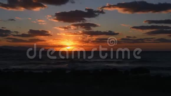 西西里岛地中海上空美丽的金色日落的时间流逝视频的预览图