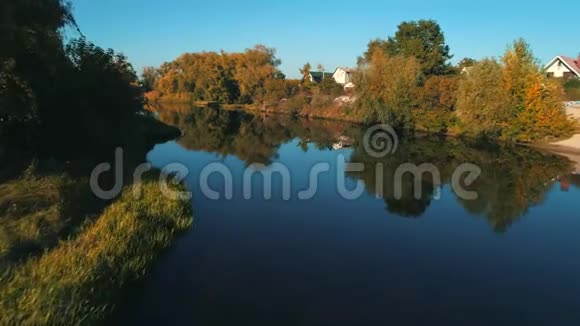 空中无人机镜头秋日日落时平静的河流上空低飞视频的预览图