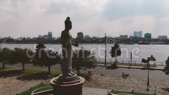 在柬埔寨的一个基座上围绕着一个大的安哥利亚风格的雕像视频的预览图