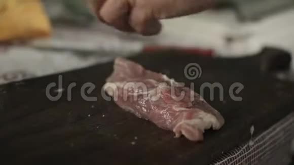 面目全非的男人用刀子割肉在乡下的房子里行动视频的预览图