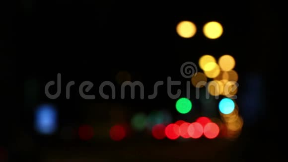 夜间城市道路的交通灯视频的预览图