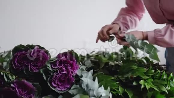 专业的花艺师布置花束视频的预览图
