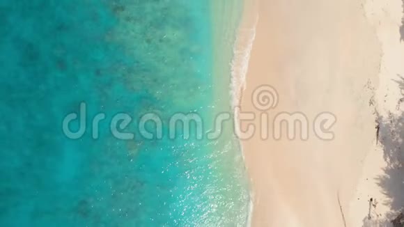 带有透明海洋的热带海滩空中景观视频的预览图