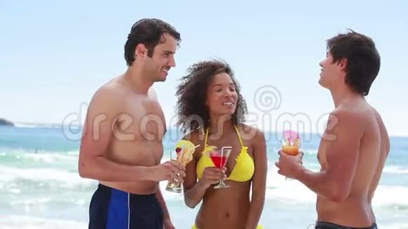 三个朋友庆祝和喝鸡尾酒视频的预览图