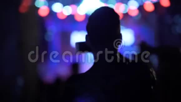 活跃的男人握手并在夜总会拍摄现场表演跳舞的人视频的预览图