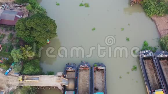 泰国乔普拉雅河船务的鸟瞰图视频的预览图