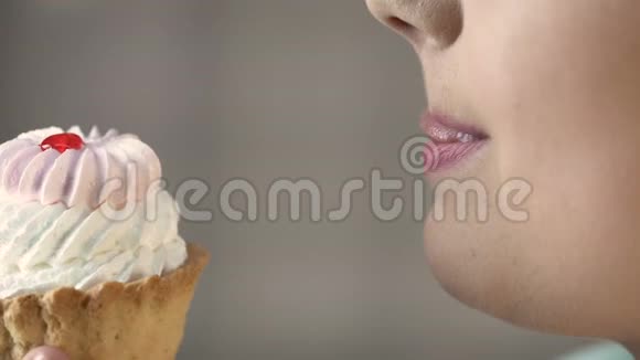 再加上体型大的女人咬蛋糕超重和不健康的食物糖尿病视频的预览图