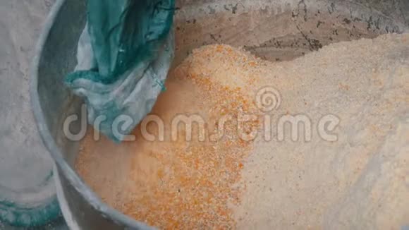 玉米麸皮或片片在专用机磨粒玉米粉或碎玉米近景视频的预览图