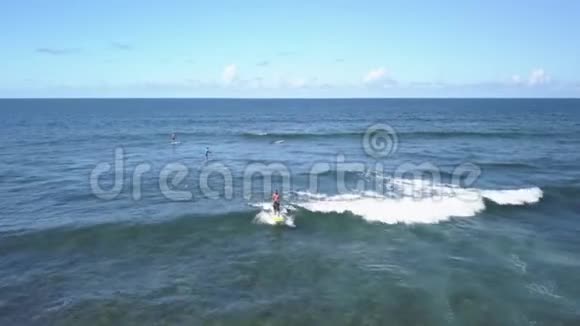 冲浪者带着一个超棒的冲浪者视频的预览图