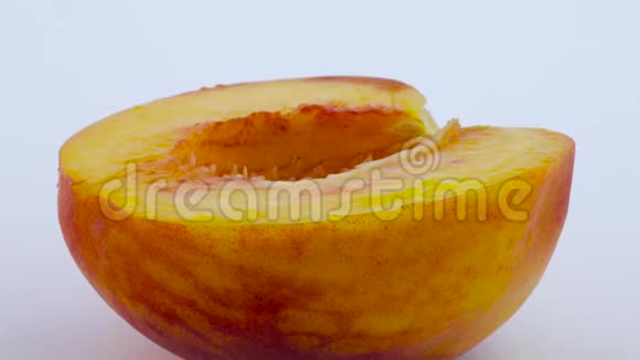 一半的桃子没有坑在转盘上旋转孤立在白色背景上特写镜头宏观的视频的预览图
