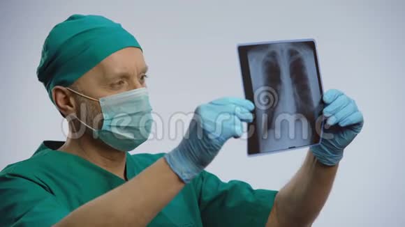 严重的呼吸治疗师看肺扫描看健康问题结核病视频的预览图