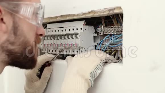 技术员工作及修理电箱的侧视图视频的预览图