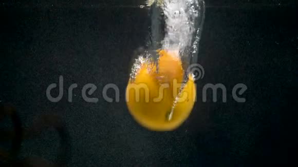 液体中掉下来的橙色视频视频的预览图