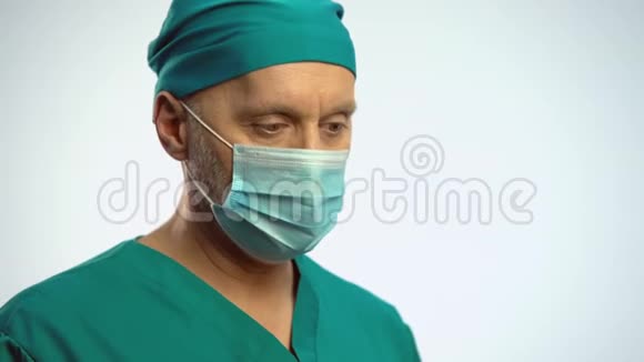 医生带着口罩点头拿着注射器准备注射视频的预览图