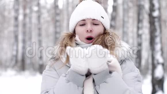 冬天的时候快乐的女孩吹雪视频的预览图