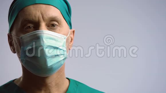 男医生认真看镜头信任诊所医疗保险视频的预览图
