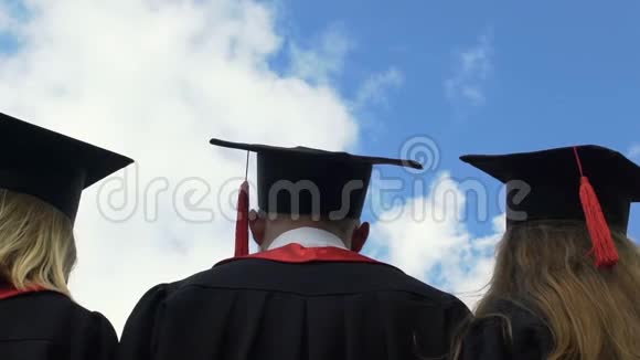 大学毕业生把学术帽子抛向蓝天展望未来视频的预览图