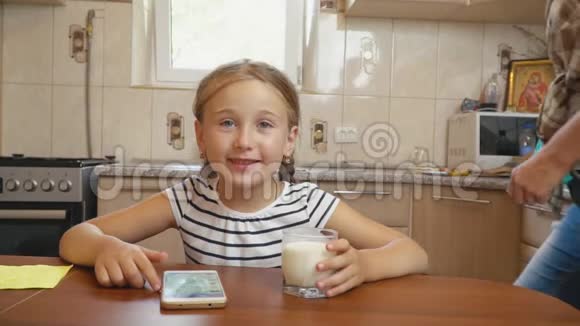 小女孩喝酸奶视频的预览图
