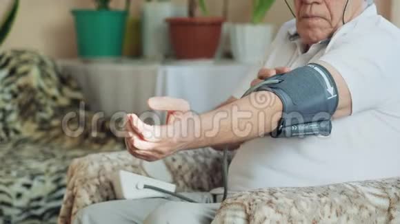 一位老人在家测量血压视频的预览图