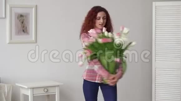 快乐的中东女孩伴着春天的花束跳舞视频的预览图