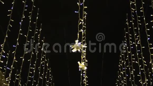 晚上在莫斯科中部地区的圣诞节假日魔术灯加兰照明基本观点视频的预览图
