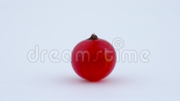 一个整个红醋栗浆果旋转在转盘上隔离在白色背景上特写镜头宏观的视频的预览图