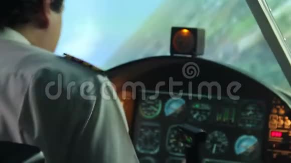 飞行员在飞行过程中心力衰竭飞机坠落可怕的空难视频的预览图
