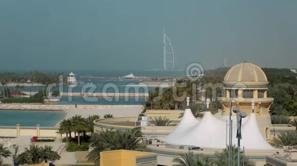 迪拜UAEJAN2018年阳光明媚的一天城市景观与建筑物和海水的景观视频的预览图