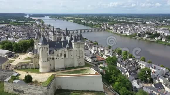 卢瓦尔河谷Saumur城堡的鸟瞰图视频的预览图