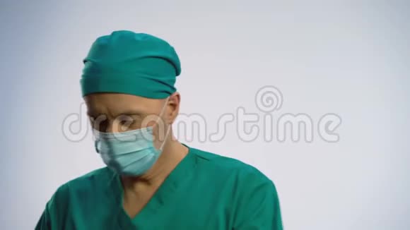 男性肺心病专家检查患者肺部扫描对恢复结果满意视频的预览图