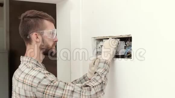 技术员工作及修理电箱的侧视图视频的预览图