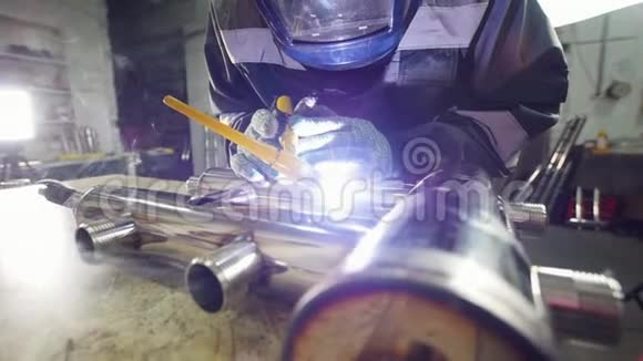 工业工厂焊接金属管慢动作视频的预览图