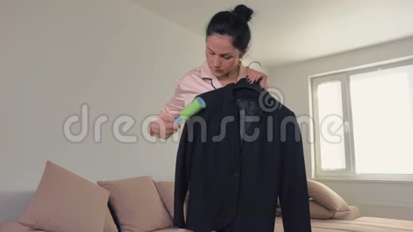 在皮贾马用皮棉滚筒清洗衣服的女人视频的预览图