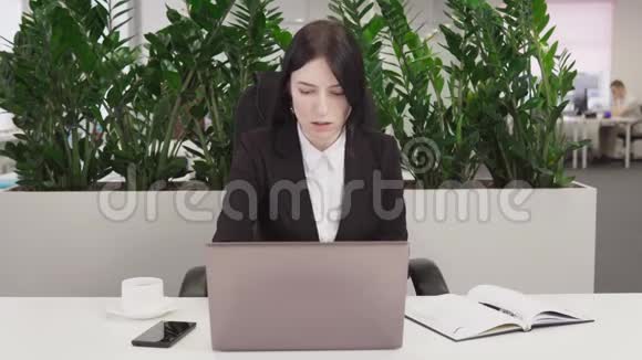商界女性在笔记本电脑屏幕上看到坏消息心烦意乱发誓视频的预览图