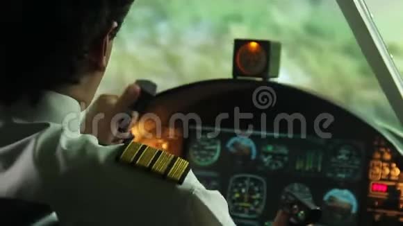 飞行员在驾驶舱内心脏病发作飞机坠落空难视频的预览图