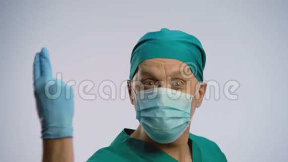 可笑的男人戴着手术刀和面罩假装是直肠科医生疯狂的笑话视频的预览图