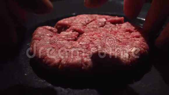 厨师的特写从黑锅里拿出一个小切口来做汉堡包库存录像厨师做汉堡视频的预览图