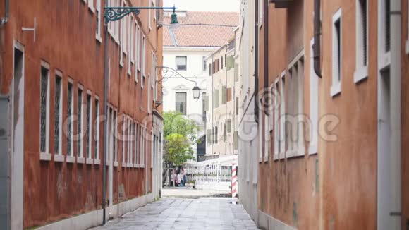 城市景观威尼斯狭窄的街道视频的预览图