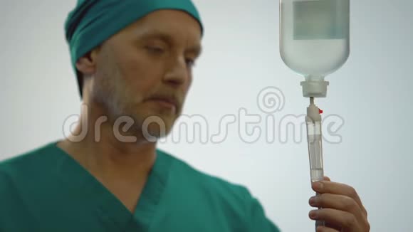 男医生看着静脉输液器滴药医生点头视频的预览图