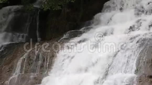 瀑布山景特写山河瀑布景观视频的预览图
