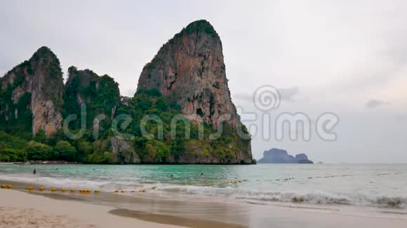 热带海洋海岸的石灰石悬崖美景视频的预览图