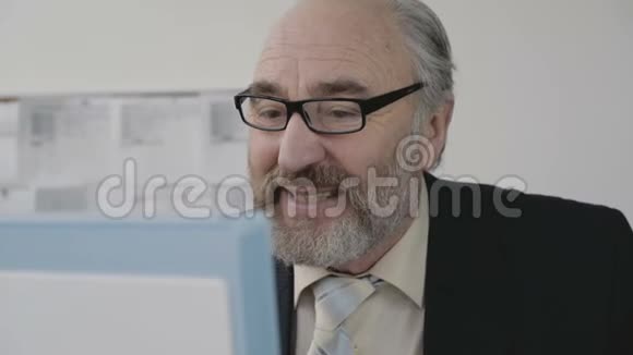 激动的老人在内阁的电脑上讲话4K视频的预览图