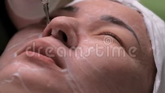 对亚洲女性面部进行电镀清洁女孩对美不信任的治疗程序视频的预览图